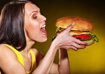 دراسة: "الكسل والأكل بكثرة".. سببان رئيسيان وراء وباء "السمنة".