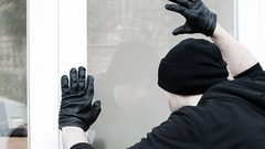 مراهق ألماني يستخدم حيلة "مرعبة" للسطو على متجر