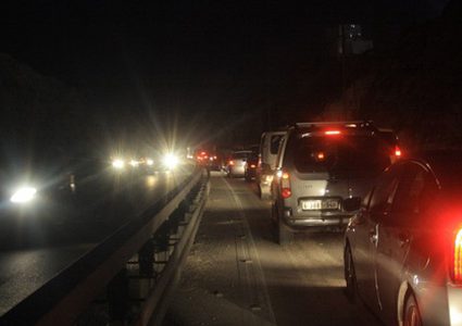 الاحتلال يعتقل مواطناً ونجله من حزما بزعم تنفيذ عملية دهس