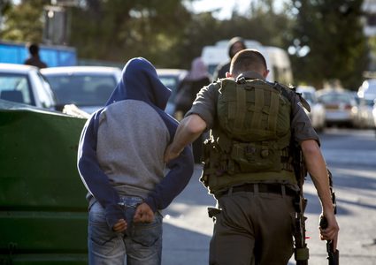 الاحتلال يعتقل فلسطينيا بزعم حيازته سكينا في القدس