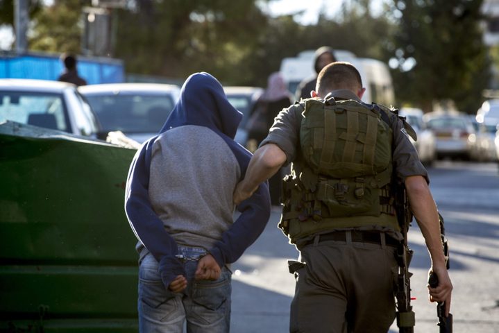 الاحتلال يعتقل فلسطينيا بزعم حيازته سكينا في القدس