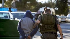 الاحتلال يعتقل فلسطينيا بزعم حيازته سكينا في القدس