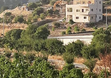 هدم منزل قيد الإنشاء مكون من طابقين في الخليل