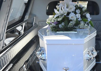 أمريكي يعود من الموت أثناء التحضير لجنازته