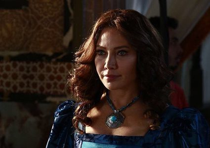 الفنانة سلافة معمار تمسك بيد العالم آينشتاين