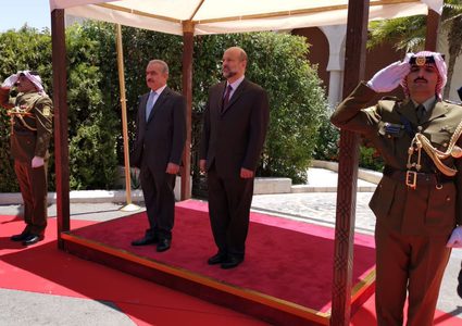 غانم: أخذنا الموافقة على الشروع بإنشاء منطقة لوجستية مع الأردن