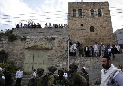 الخليل: مستوطنون يقتحمون محلات البلدة القديمة