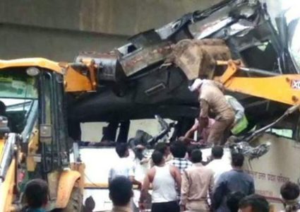 سقوط حافلة ركاب في قناة شمال الهند يودي بحياة العشرات