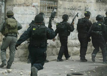 حملة اعتقالات في الضفة طالت (12) شخصًا