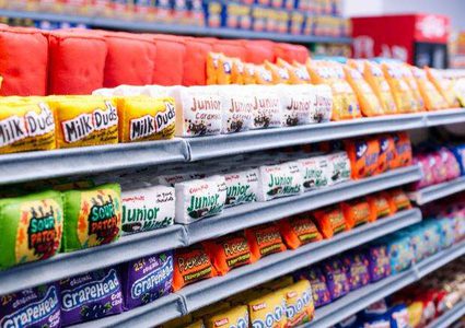 أمريكا.. رجال شرطة يقدمون العون لسيدة حاولت سرقة طعام من متجر