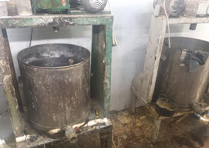 توقيف معملاً لتصنيع الحلويات عن العمل في الخليل