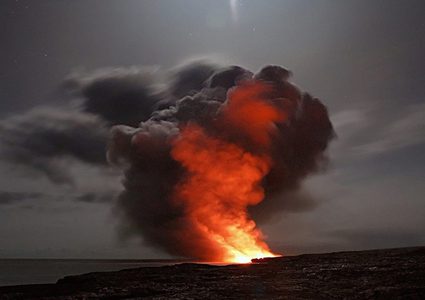 صاعقة تضرب يختا وتشعل فيه النار! (فيديو)