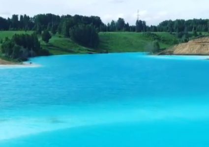 بحيرة فيروزية روسية تشبه بجمالها جزر المالديف