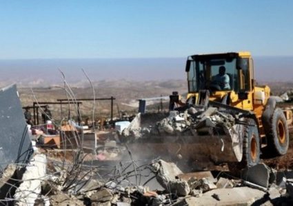 الاحتلال يهدم منزلا في خربة بيروق جنوب الخليل