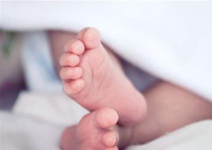 تركت رضيعتها تتجمد في البرد