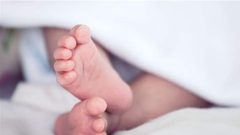 تركت رضيعتها تتجمد في البرد