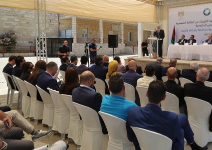 اطلاق برنامج توليد الكهرباء من الطاقة الشمسية على أسطح المدارس