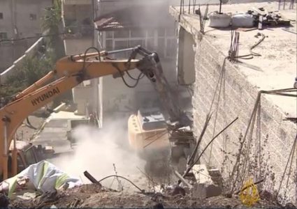 الاحتلال يهدم اساسات واعمدة اسمنتية شرق القدس