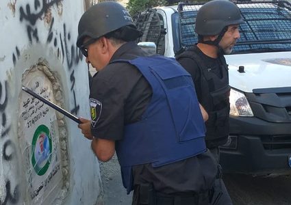 الاحتلال يزيل النصب التذكاري للشهيد "محمد عبيد"من العيسوية