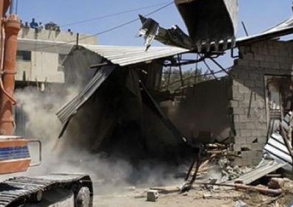 هدم بركس في بلدة إذنا غرب الخليل