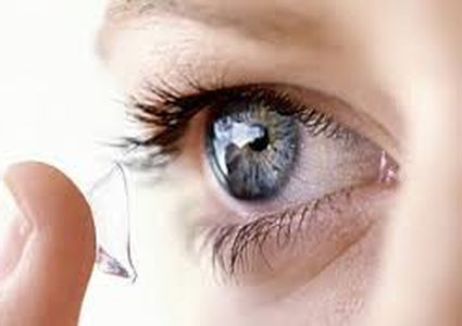 دراسة تنصح بضرورة عدم ارتداء مرضى حمى "القش" العدسات اللاصقة