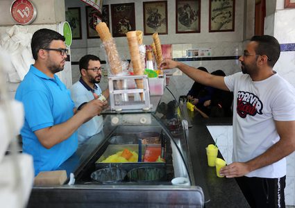 غزة: مواطنون يواجهون ارتفاع الحرارة بتناول الآيس كريم والمثلجات