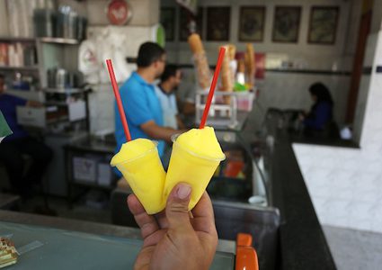 مواطنون يهربون من ارتفاع الحرارة بتناول الآيس كريم والمثلجات