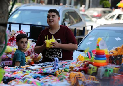 مواطنون يهربون من ارتفاع الحرارة بتناول الآيس كريم والمثلجات