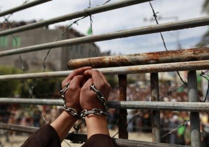 الحكم على أسيرين بالسجن 35 عاماً وغرامة مالية باهظة