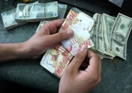 شرطي مرور يعثر على حقيبة بها مبلغ مالي كبير في نابلس