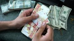 شرطي مرور يعثر على حقيبة بها مبلغ مالي كبير في نابلس