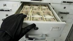 طفل "يساهم" في القبض على والدته سارقة البنك!