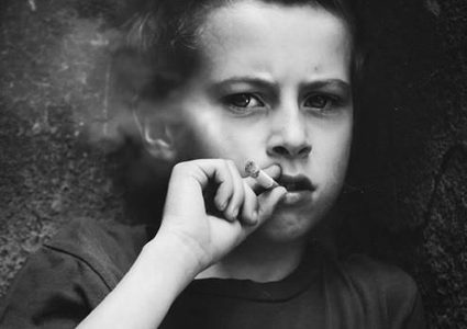 دراسة: الأطفال الذين يعيشون في المناطق الفقيرة أكثر عرضة للتدخين