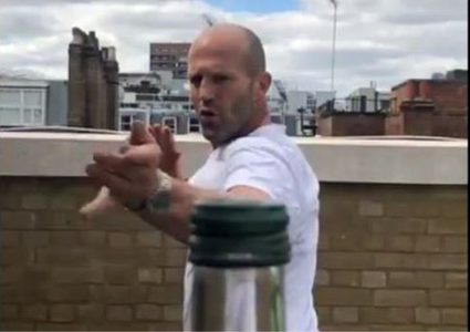 تحدي "فتح غطاء زجاجة بالقدم" ينتشر على مواقع التواصل الاجتماعي