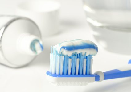 كيف يساعد الفلورايد على منع تسوس الأسنان ؟