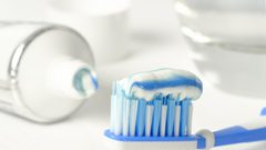 كيف يساعد الفلورايد على منع تسوس الأسنان ؟