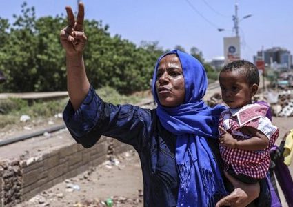 كيف تعامل الجيش السوداني مع المرأة في الاحتجاجات الشعبية؟