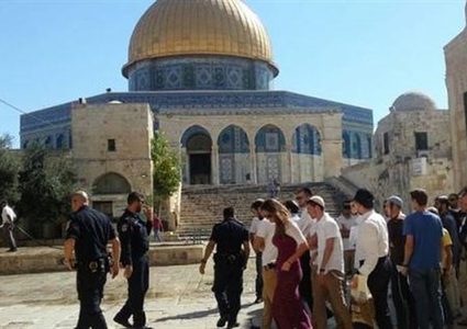 مستوطنون يقتحمون المسجد الأقصى