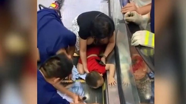 مسننات سلم كهربائي متحرك "تبتلع" ذراع طفل!