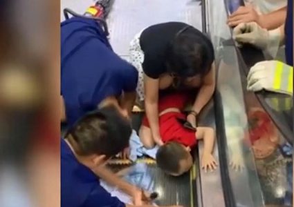 مسننات سلم كهربائي متحرك "تبتلع" ذراع طفل!