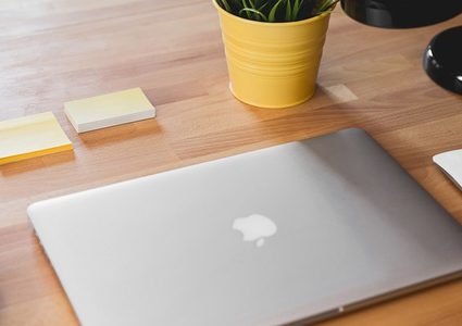 "أبل" تحدّث حواسبها المحمولة