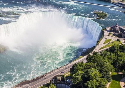 مغامر ينجو من الموت بأعجوبة بعد أن قفز في شلالات نياغارا