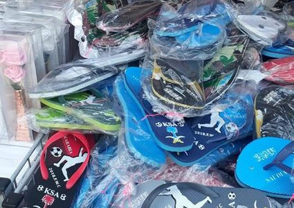 الشبان الفلسطينيين في يافا يشترون جميع الاحذية المكتوب عليها لفظ الجلالة والتي تباع في المحلات الاسرائيلية ويقومون بحرقها