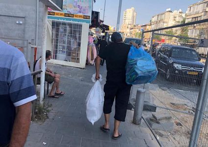 يافا: فلسطينيون يشترون أحذية مكتوب عليها لفظ الجلالة ويحرقونها