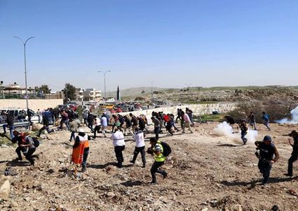 إصابات بالاختناق جراء قمع الاحتلال للمواطنين في صور باهر جنوب شرق