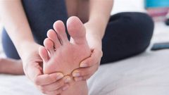 العلاج السريع لانتفاخ القدمين