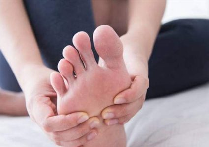 العلاج السريع لانتفاخ القدمين