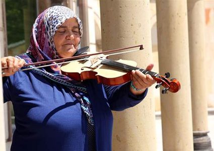 مسنة تركية تتعلم "الكمان" وتحيي الحفلات