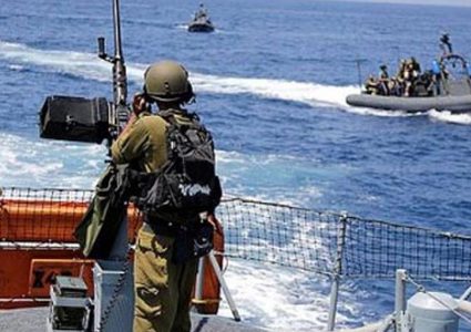 إصابة مواطن برصاص الاحتلال وبحريته تهاجم مراكب الصيادين