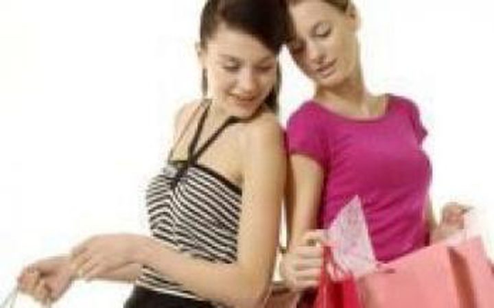 النساء ينظرن إلى بعضهن البعض بعيون الرجال